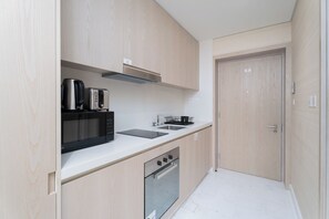 Studio Deluxe, vue sur la mer | Cuisine privée | Réfrigérateur, four à micro-ondes, un four, surface de cuisson