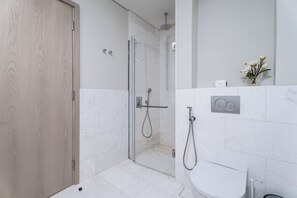 Deluxe-Studio, Meerblick | Badezimmer | Dusche, kostenlose Toilettenartikel, Haartrockner, Handtücher
