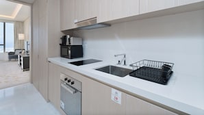 Een moderne keuken met een vaatwasser, magnetron en broodrooster.