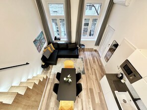 Perhehuoneisto, näköala pihalle | Oleskelualue