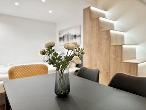 Apartamento família, vista para o pátio | 1 quarto, cortinas blackout, ferros/tábuas de passar roupa