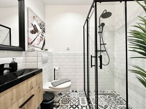 A modern bathroom with a shower, toilet, and sink. - Standard Aparmtent by Hi5 - Brody street (Budapest)