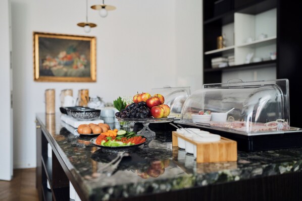 Petit déjeuner buffet (12.90 EUR par personne)