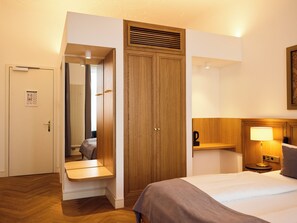 Deluxe Double Room, Non Smoking | Hypo-allergenic bedding, desk, soundproofing, iron/ironing board - Hotel Lindenufer (Berlin)