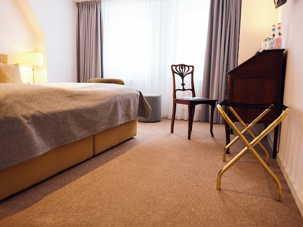 Double Room, Non Smoking | Hypo-allergenic bedding, desk, soundproofing, iron/ironing board