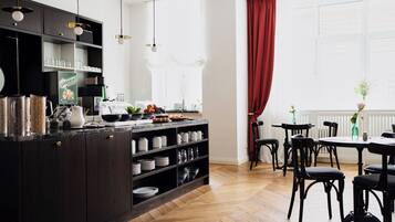 Se ofrece un desayuno bufé todos los días (12.90 EUR por persona)