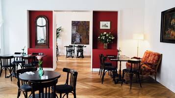 Se ofrece un desayuno bufé todos los días (12.90 EUR por persona)