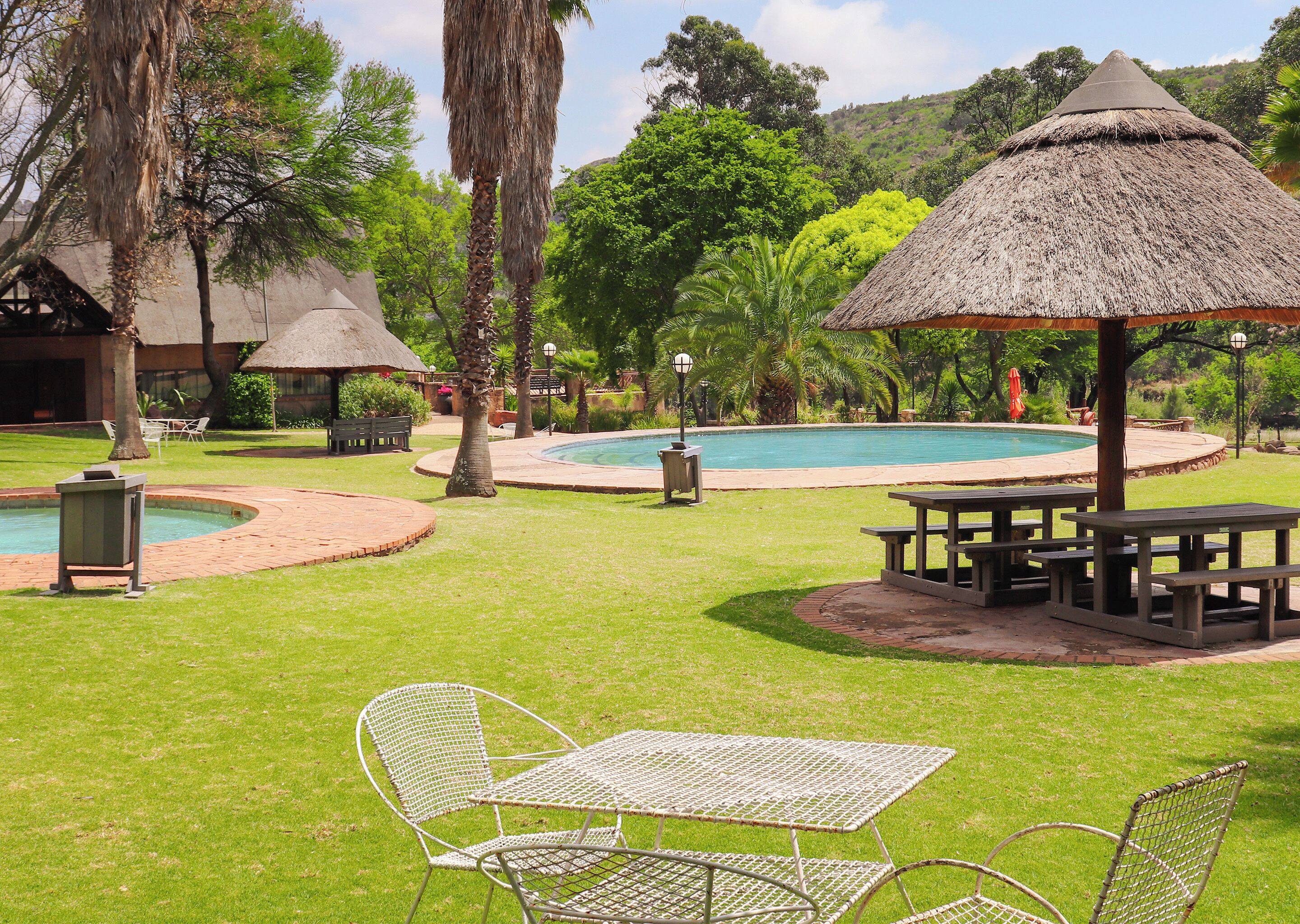 실내 수영장, 3 개의 야외 수영장, 일광욕 의자