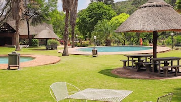 Piscine couverte, 3 piscines extérieures, chaises longues