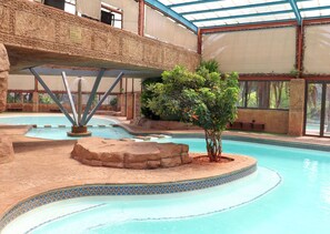 Una piscina techada, 3 piscinas al aire libre