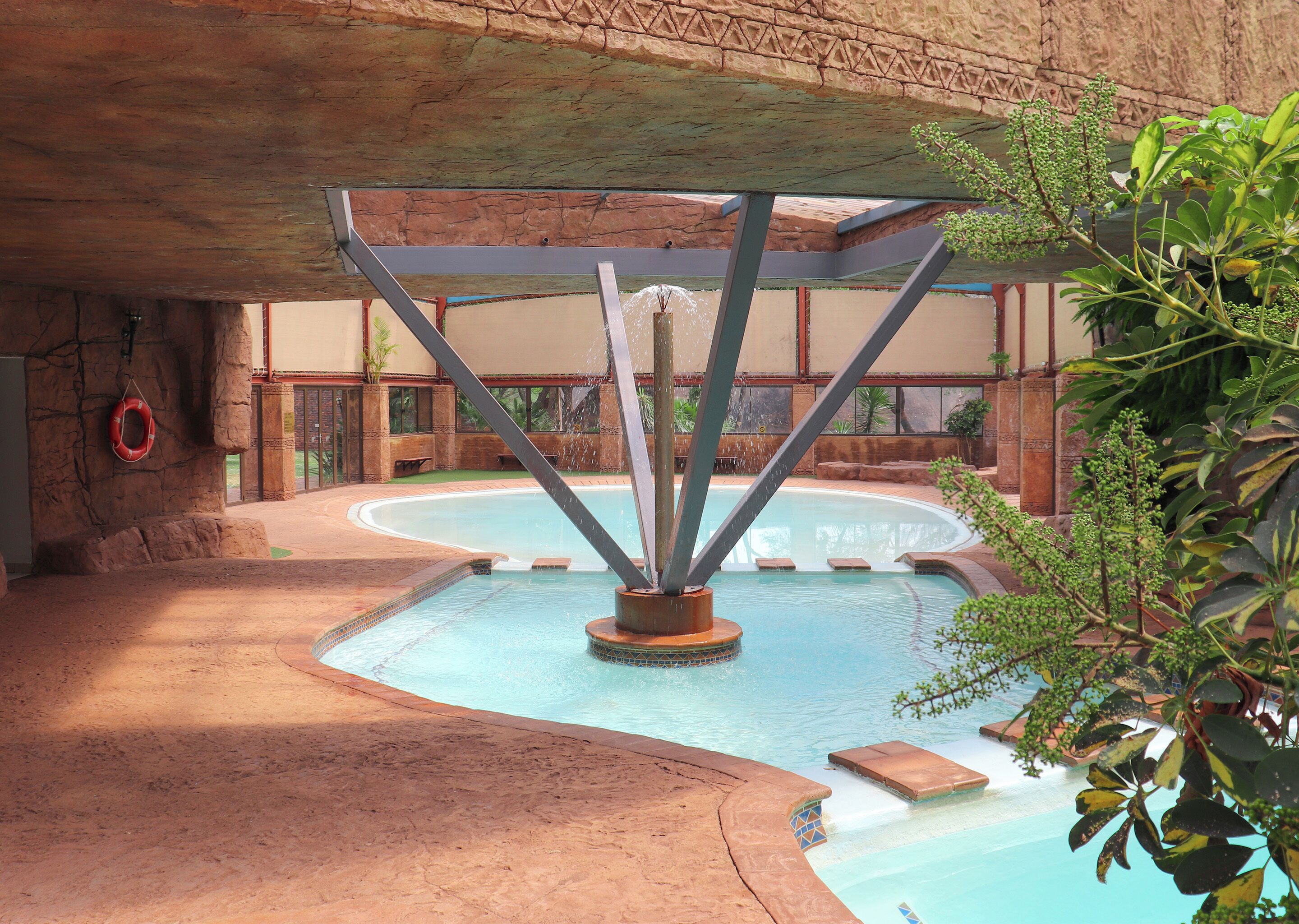 Indoor pool, 3 outdoor pools, pool loungers