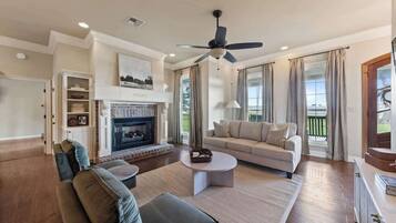 Una Smart TV, una chimenea, una oficina