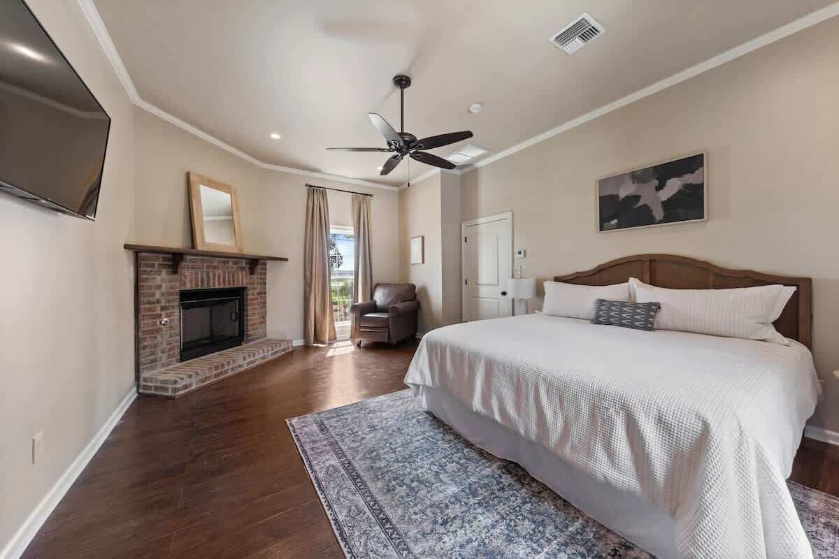 3 habitaciones, escritorio y tabla de planchar con plancha 