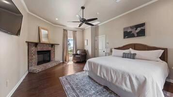 3 bedrooms, desk, iron/ironing board, travel crib