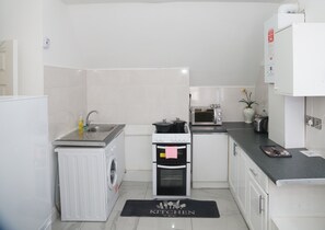 Een koelkast, een microgolfoven, een oven, een kookplaat