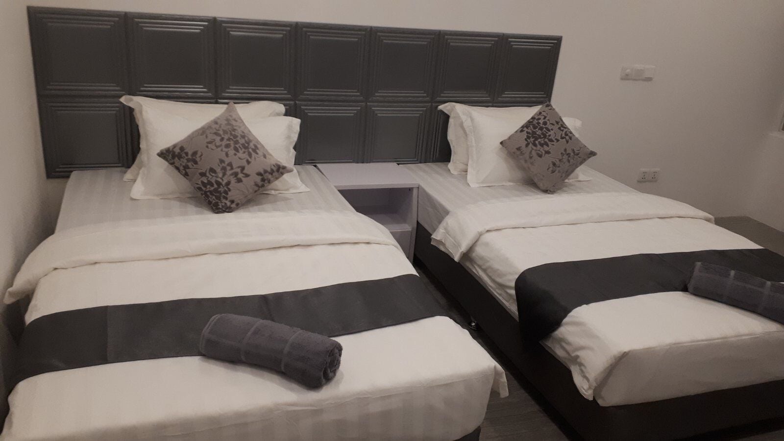 Cortinas blackout, tabla de planchar con plancha y wifi gratis 