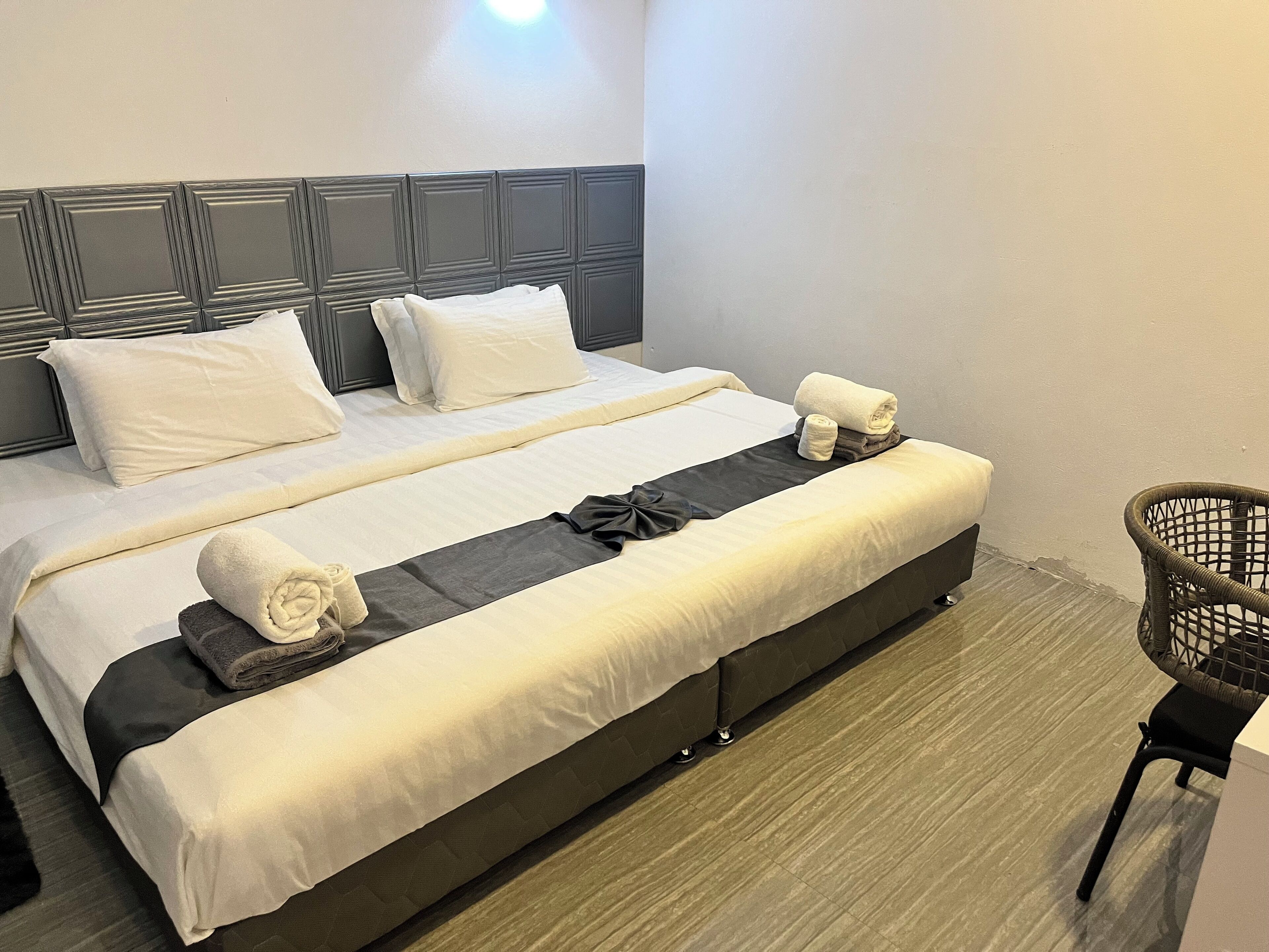 Cortinas blackout, tabla de planchar con plancha y wifi gratis 