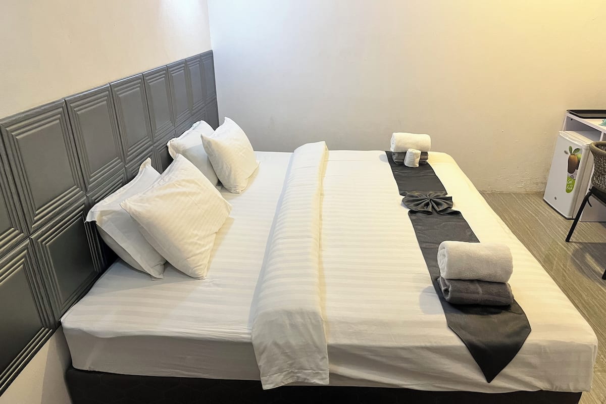 Deluxe Double Room, Garden View | Langsir/tirai gelap terus, seterika/papan seterika, Wi-fi percuma