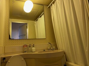 Secador de cabelo, toalhas de banho, sabonete, shampoo
