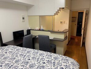 1 dormitorio, tabla de planchar con plancha, wifi y ropa de cama