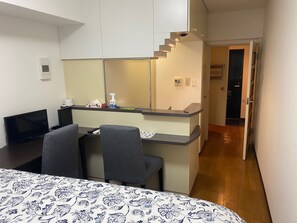 1 dormitorio, tabla de planchar con plancha, wifi y ropa de cama