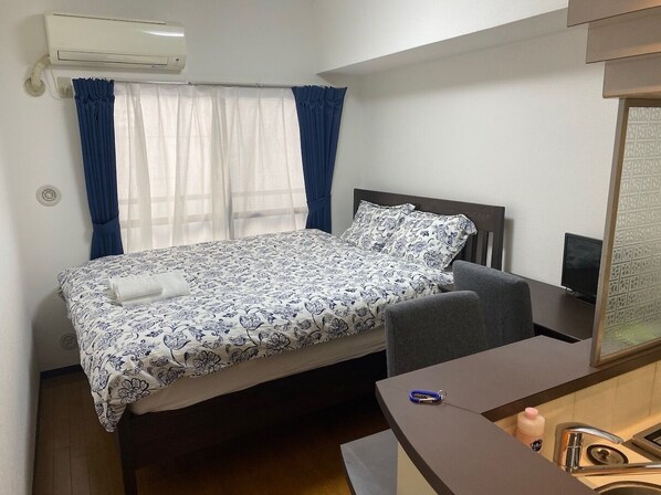 1 dormitorio, tabla de planchar con plancha, wifi y ropa de cama