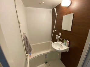 Secadora de cabello, bidet, toallas, jabón 