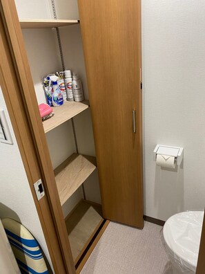 Haartrockner, Bidet, Handtücher, Seife