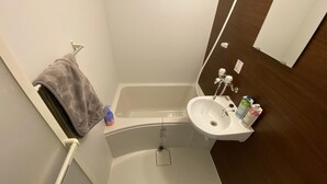 A bathroom with a bathtub, a sink, and a towel rack. - W212 Tokyo Monthly Rental - Komazawa Telework (Setagaya City)