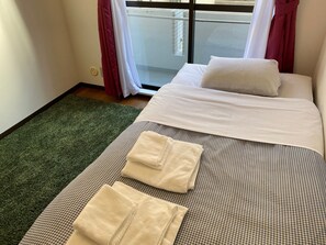 1 slaapkamer, een strijkplank/strijkijzer, beddengoed