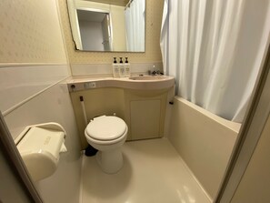 Een haardroger, handdoeken, zeep, shampoo