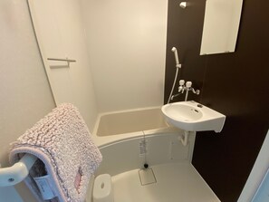 Séchoir à cheveux, bidet, serviettes fournies, savon