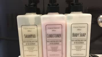 Secador de pelo, bidé, toallas y jabón