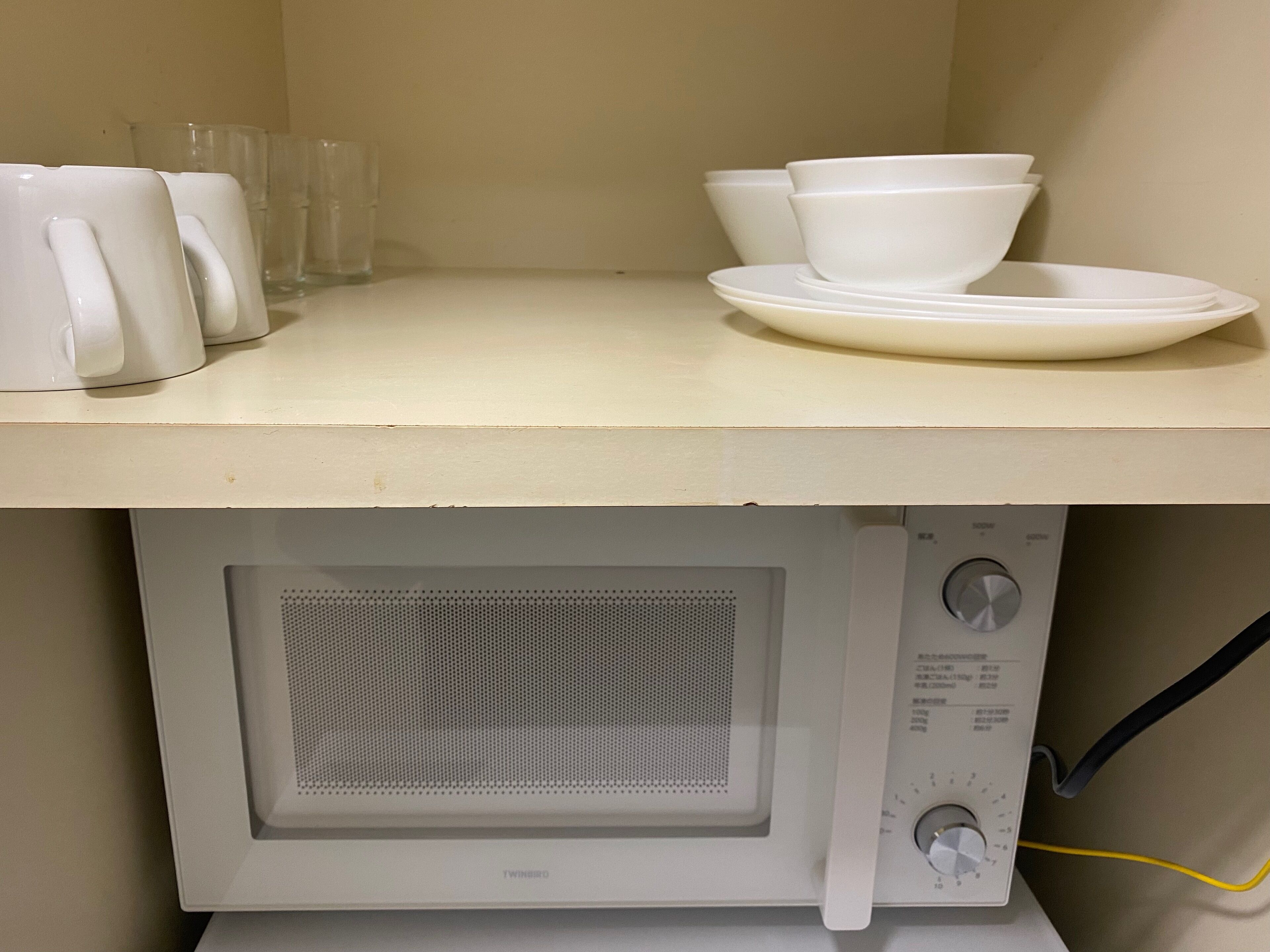 Une cuisine équipée d’un four à micro-ondes et d’un plan de travail.