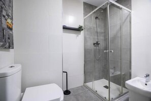 Haartrockner, Handtücher, Seife, Toilettenpapier