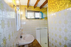 Chuveiro, secador de cabelo, bidê, sabonete