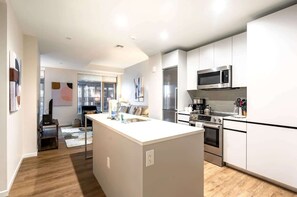 Fridge, microwave, oven, stovetop - Modern Apt In Seaport 2 Min. Walk Downtown (Boston)