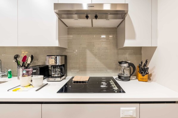 Fridge, microwave, oven, stovetop - Modern Apt with Gym Near Restaurants (Boston, MA)