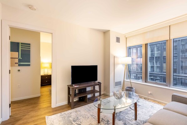 Una televisión, una oficina