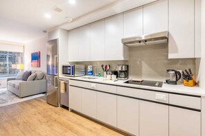 Frigorífico, microondas, horno y placa de cocina