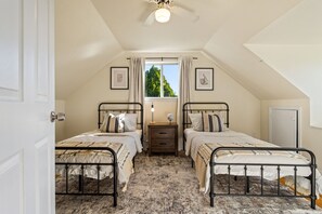 5 bedrooms, iron/ironing board, WiFi, bed sheets