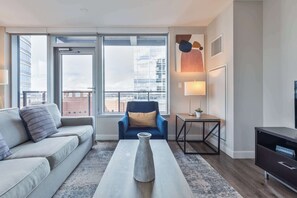 TV, offices - Modern Apt with Gym S (Boston MA)