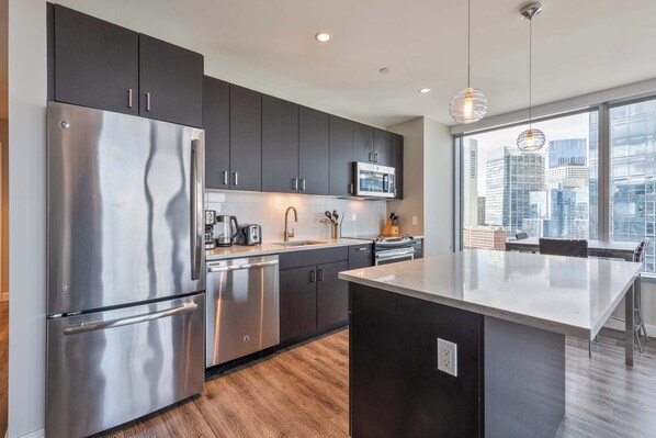 Jääkaappi, mikroaaltouuni, uuni, liesi