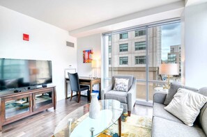 TV, offices - Modern Apt with Access to Sky Terrace (Cambridge)