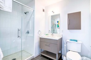 Shower, hair dryer, towels - Modern Apt with Access to Sky Terrace (Cambridge)