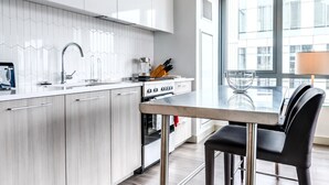 Wasserkocher mit Kaffee-/Teezubehör, Kühlschrank, Mikrowelle, Ofen