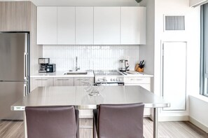 冷蔵庫、電子レンジ、オーブン、コンロ