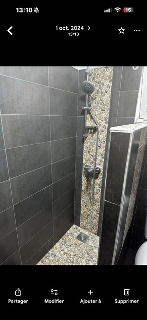 Haartrockner, Handtücher, Seife, Shampoo