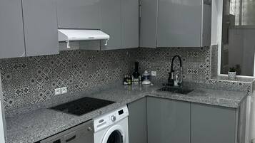 Lemari es, microwave, oven, dan kompor