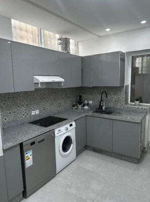 Frigorifero, microonde, forno, piano cottura
